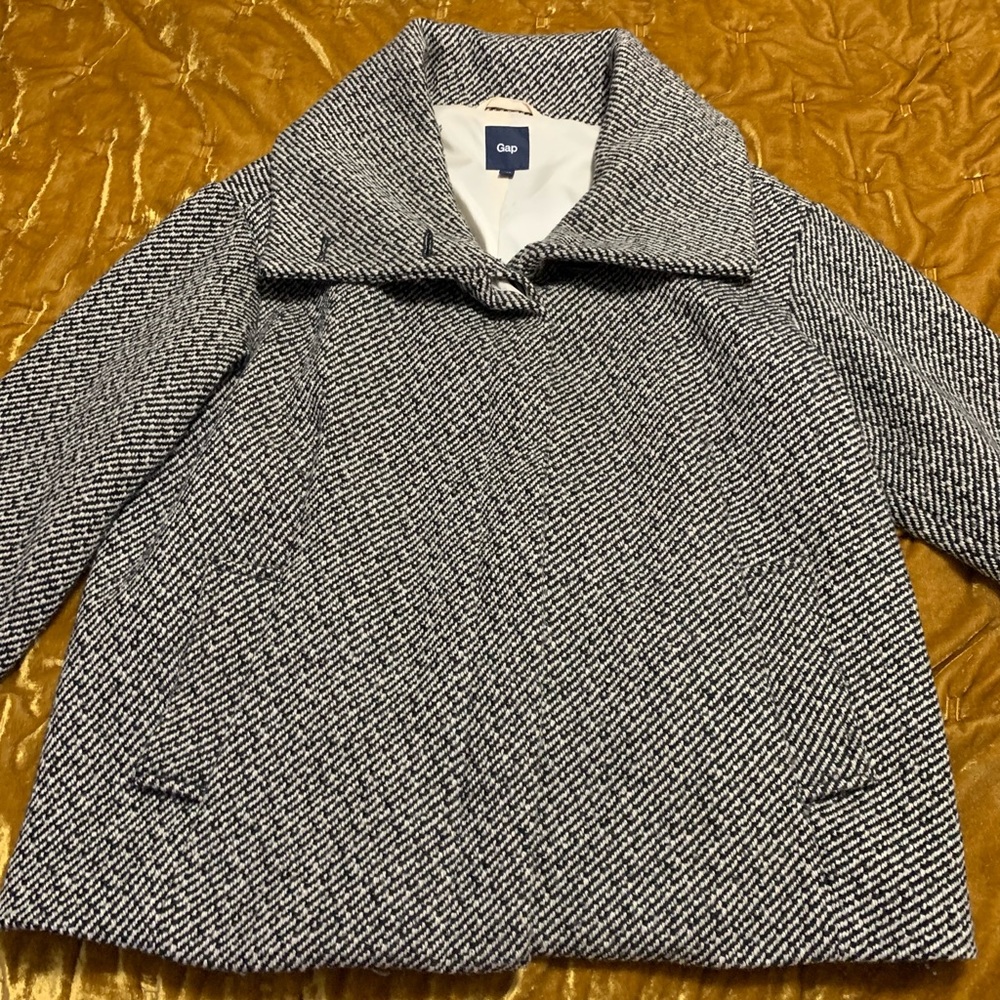 Used black white Gap A line style coat